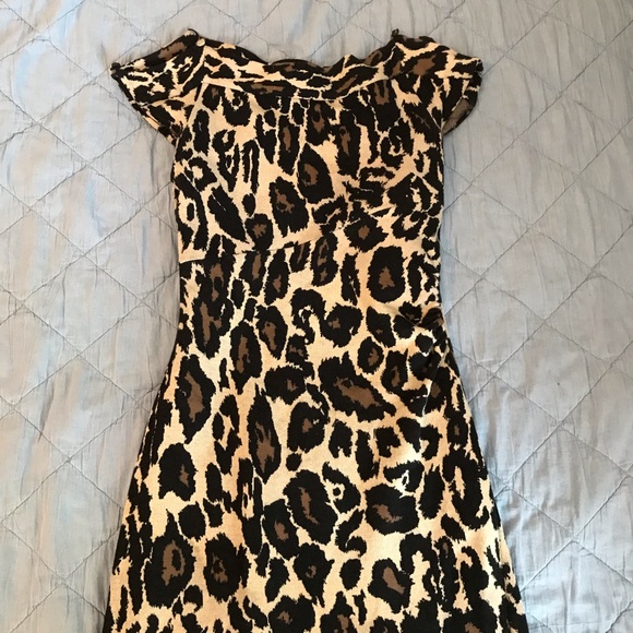 DVF  knit dress bateau neck line two buttons on each shoulder and sleeve - Picture 4 of 5